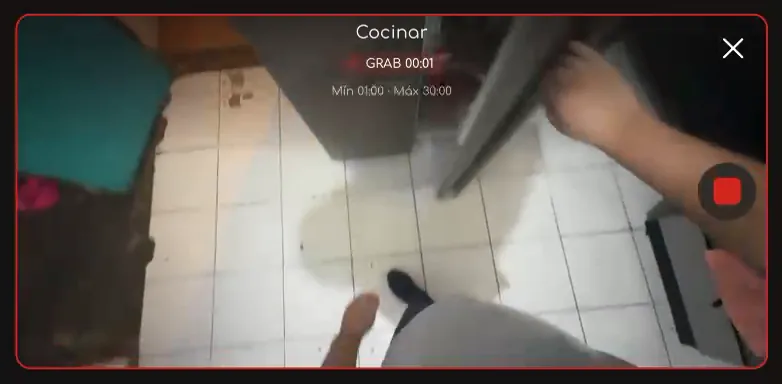 Grabación en la app donde la cámara apunta al piso y casi no se ven las manos